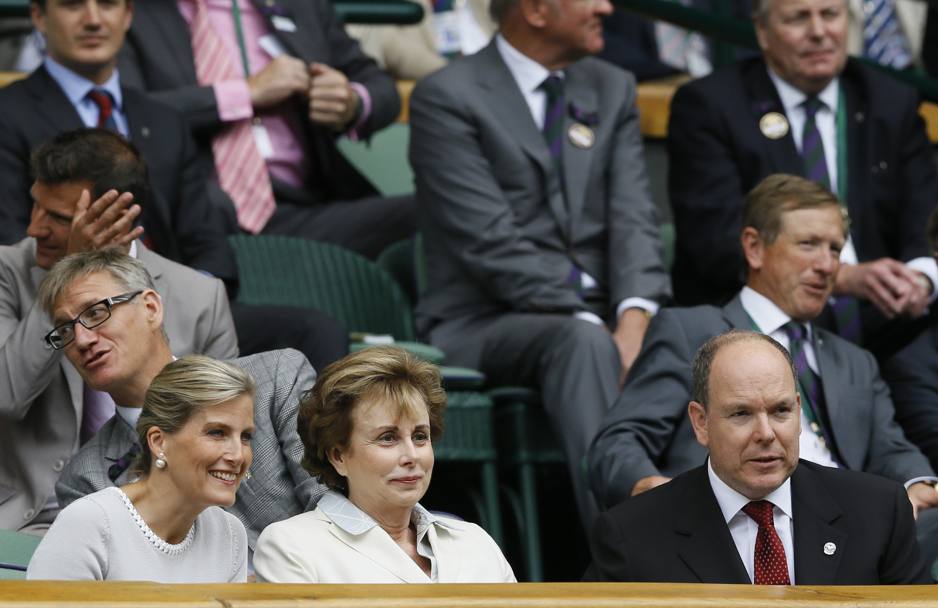 Il principe Alberto di Monaco con al centro l&#39;ambasciatrice del Principato di Monaco e la contessa di Wessex Sophie (Ap)